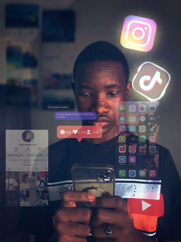 گەنجێکی ئەمەریکی مۆبایلەکەی بەدەستەوەیە لەگەڵ ئایکۆنی سۆشیاڵ میدیاکان دا